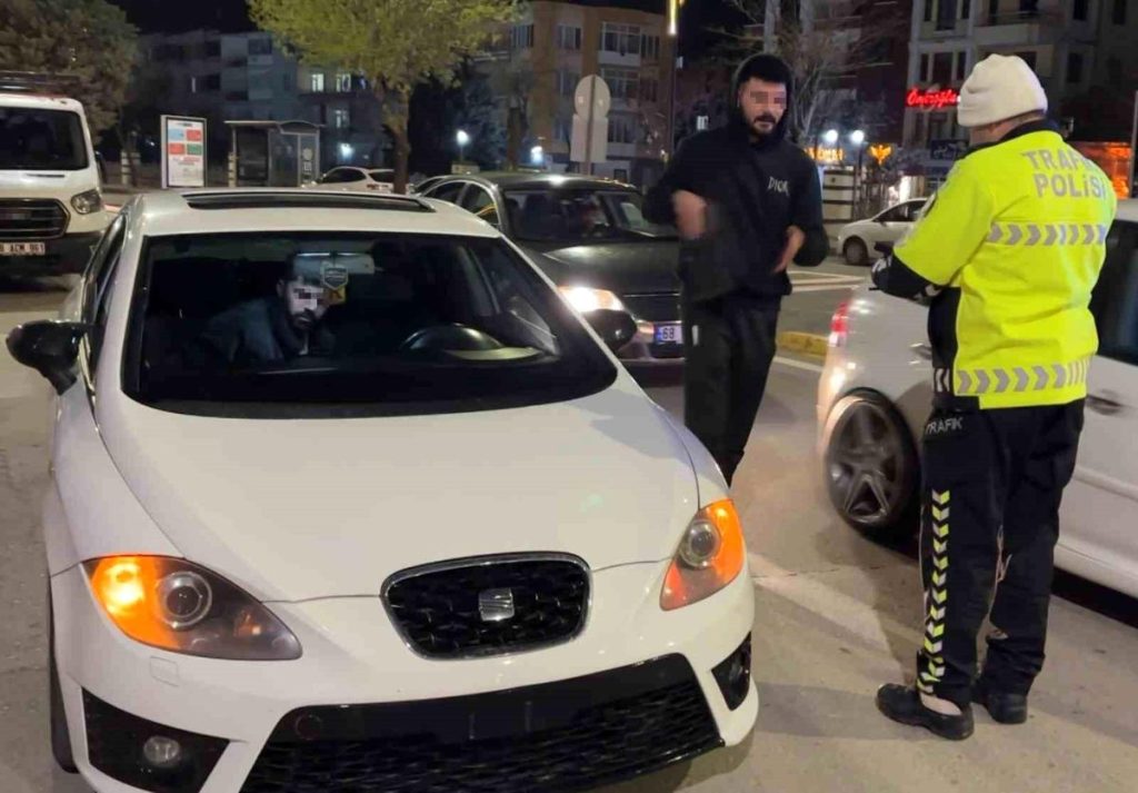 Ön plakası takılı olmayan araç sürücüsüne 4 bin lira ceza