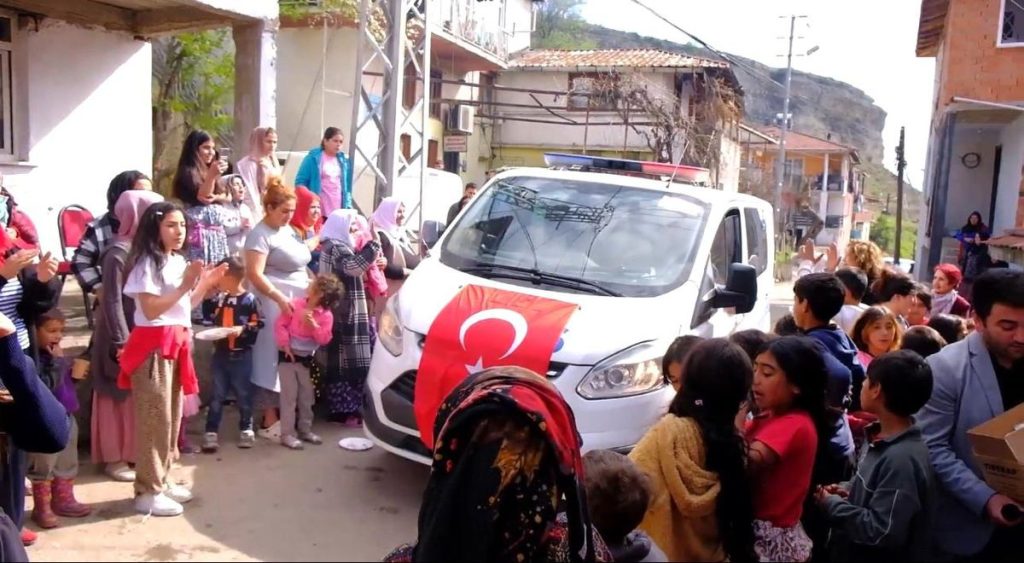 Polis ekipleri ihbarla gittikleri mahallede kutlamayla karşılandı