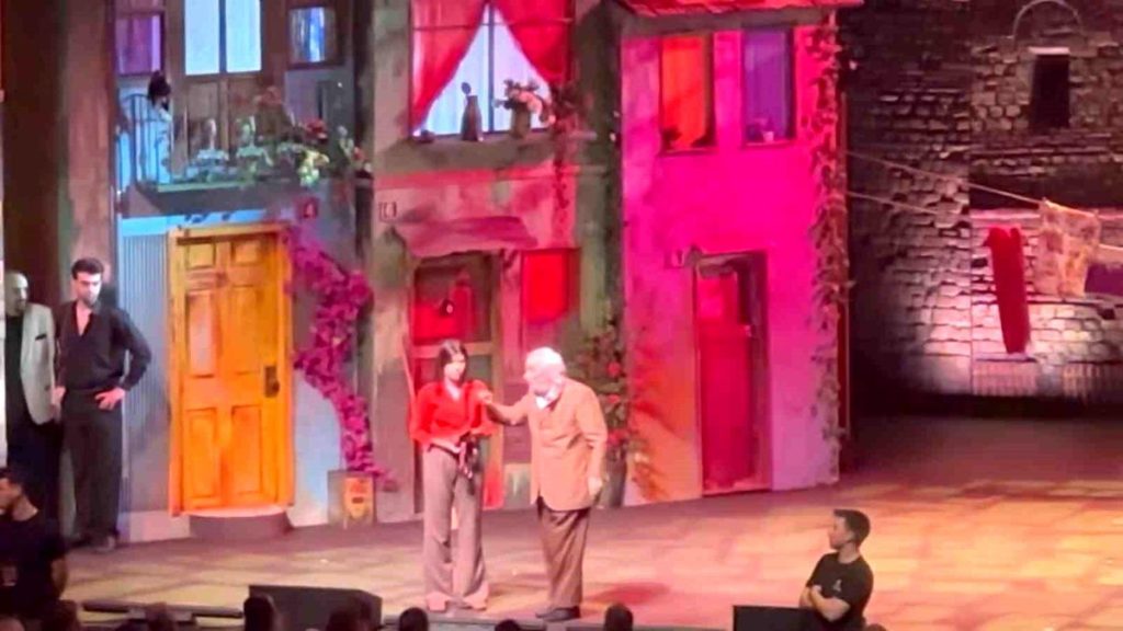 Sahnede fenalaşan Müjdat Gezen hastaneye kaldırıldı