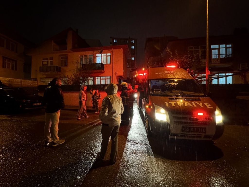 Samsun'da evde çıkan yangında dumandan etkilenen 2 kişi hastaneye kaldırıldı