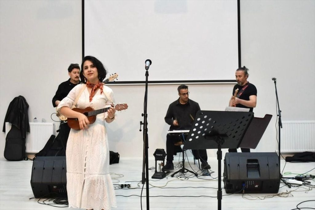 Sason'da çocuklar için konser verildi