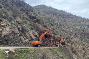 Sason'da Heyelan Nedeniyle Kapanan Köy Yolu Açıldı