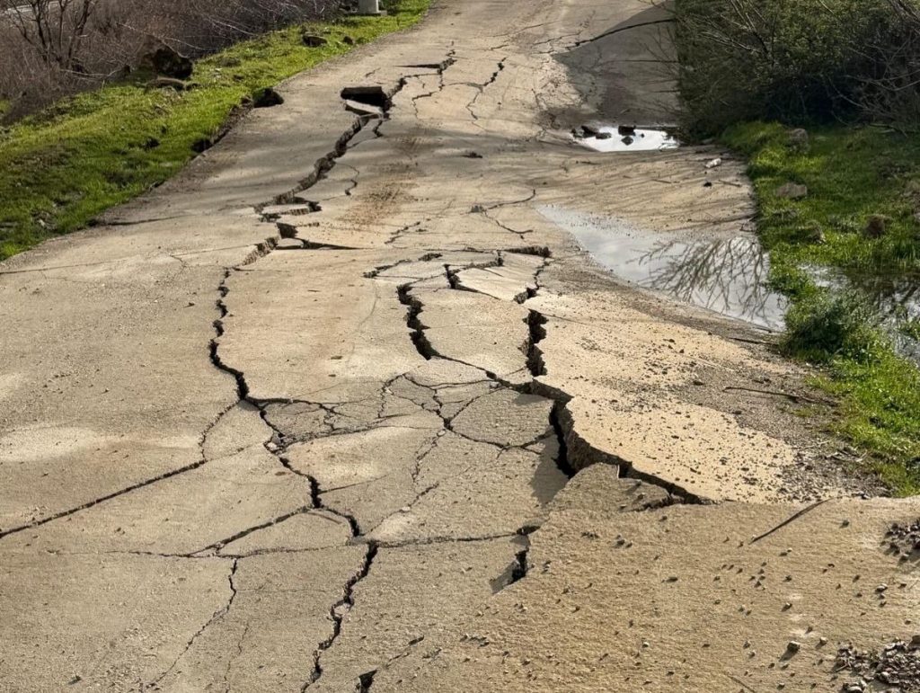 Sason'da heyelanda zarar gören yollar onarılıyor