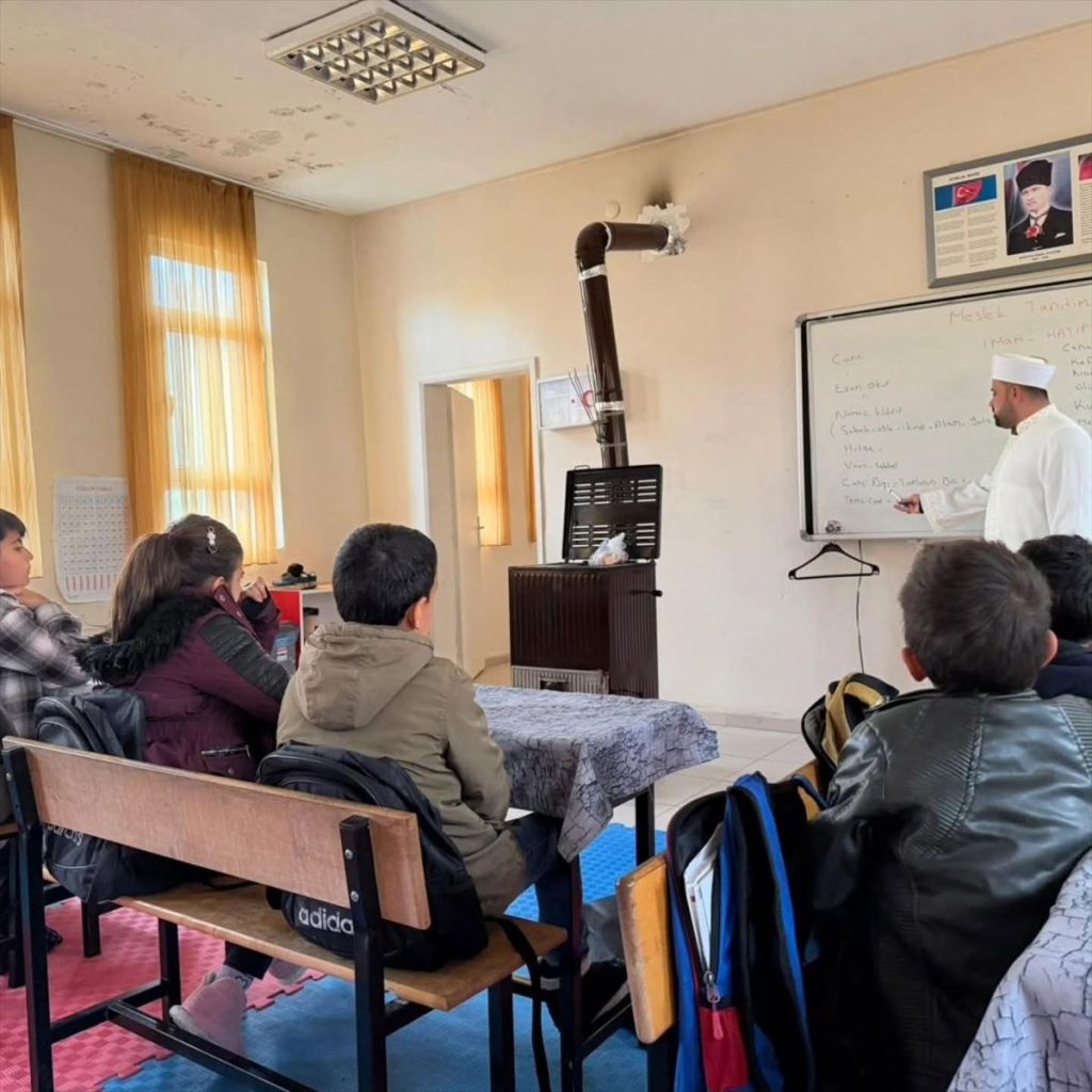 Sason'da köy okulunda kariyer günleri düzenledi