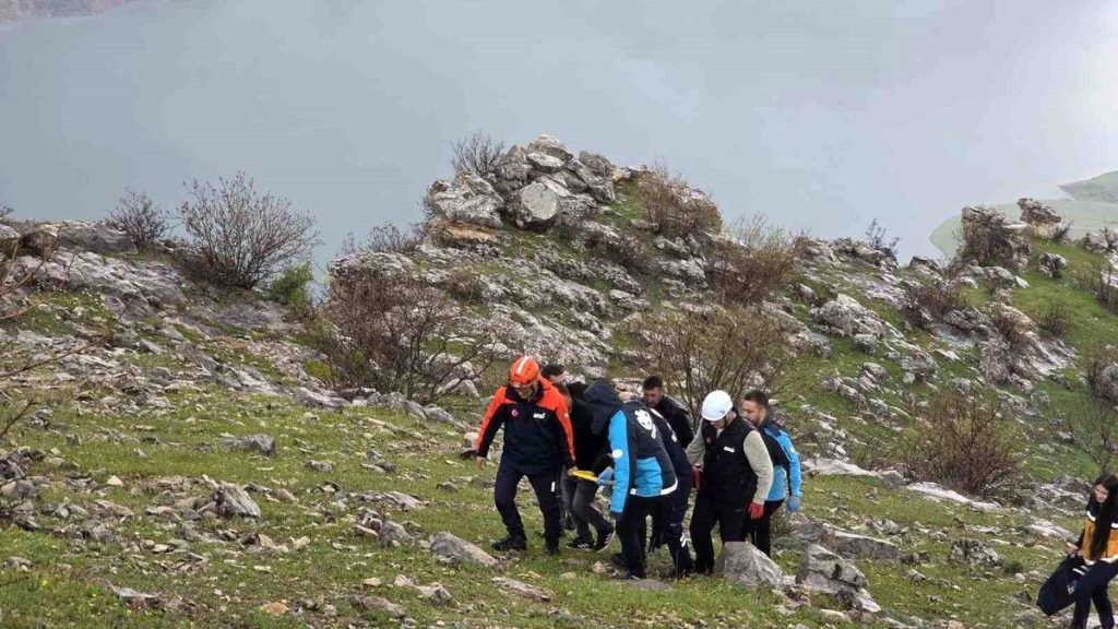 Siirt'te atıyla birlikte kayalıklara yuvarlanan genç ağır yaralandı