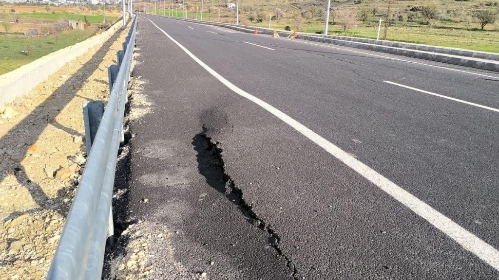 Silahla saldırıda ölen anne ve oğlu, toprağa verildi