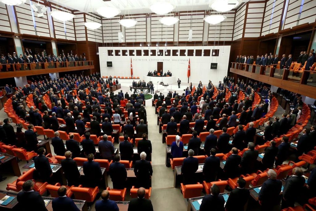 Sosyal medya ve doğum izni düzenlemelerini içeren kanun teklifi TBMM'de kabul edildi