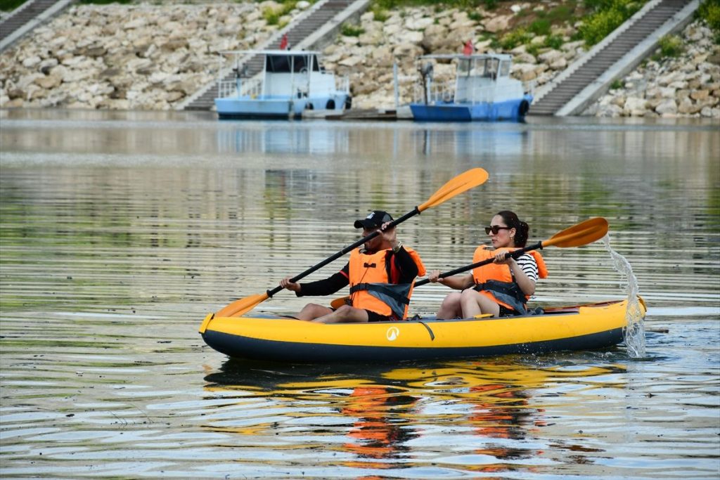 Tarihi Hasankeyf'te üniversite öğrencileri kano ve SUP etkinliğinde bir araya geldi