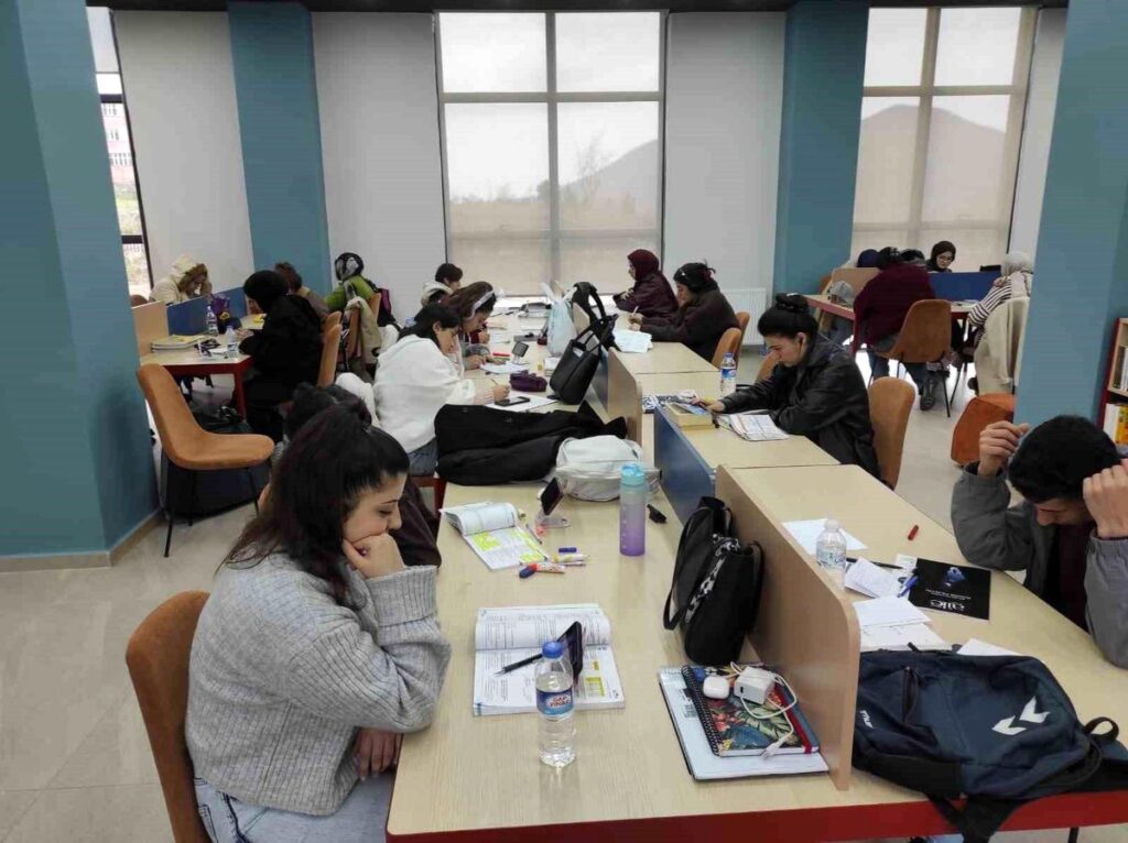 Tarlada çamura saplanan traktörler 3 gün sonra kurtarıldı