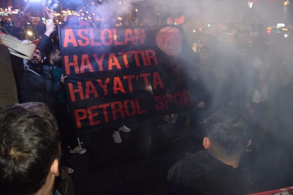 Trendyol 1. Lig'e yükselmeyi garantileyen Batman Petrolspor, coşkuyla karşılandı