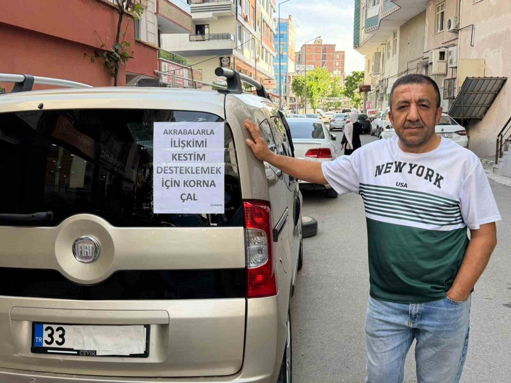 Batmanlı esnaf aracına astığı yazıyla dikkat çekti: “Akrabalarımla ilişkimi kestim”
