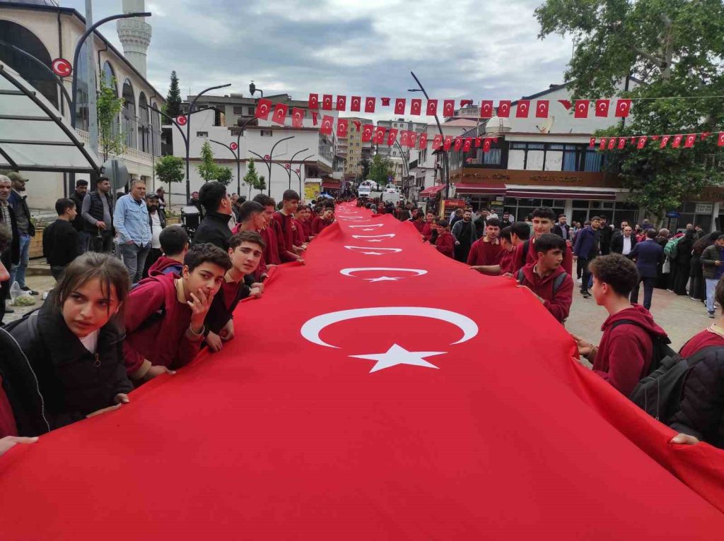 Sason’da 100 metrelik bayrakla “Gençlik Yürüyüşü” düzenlendi