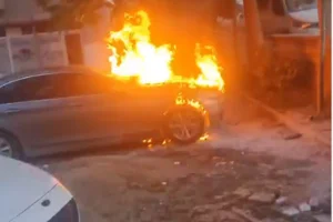 Batman’da park halindeki otomobil alev aldı