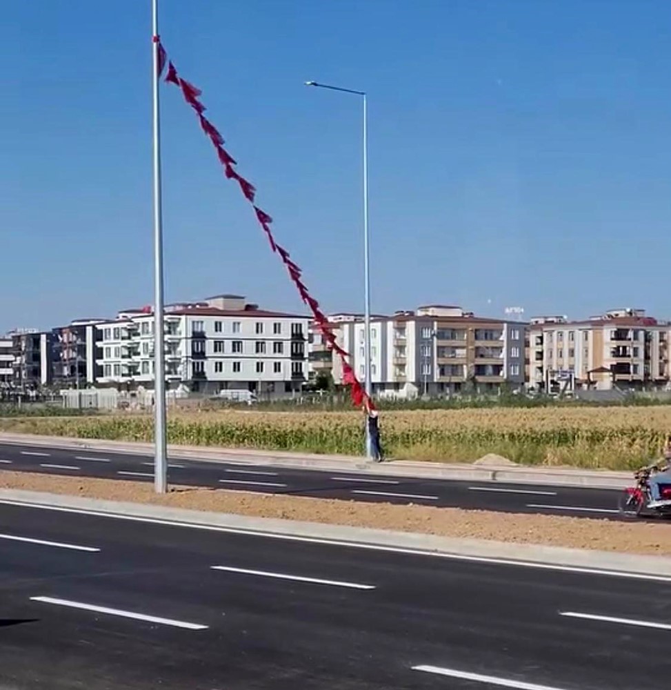 Batmanlı işçi yerdeki Türk bayrağını alıp, boyunun yettiği en yüksek noktaya astı