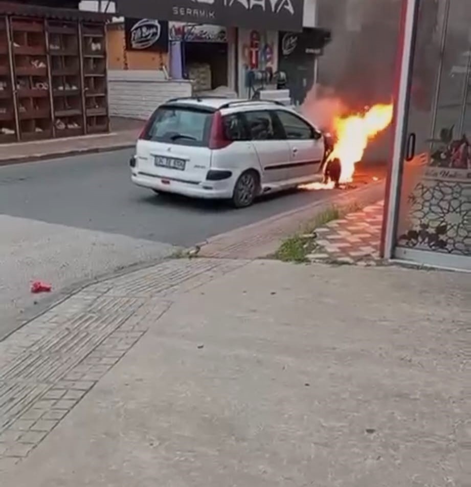 Batman’da seyir halindeki otomobil alev aldı