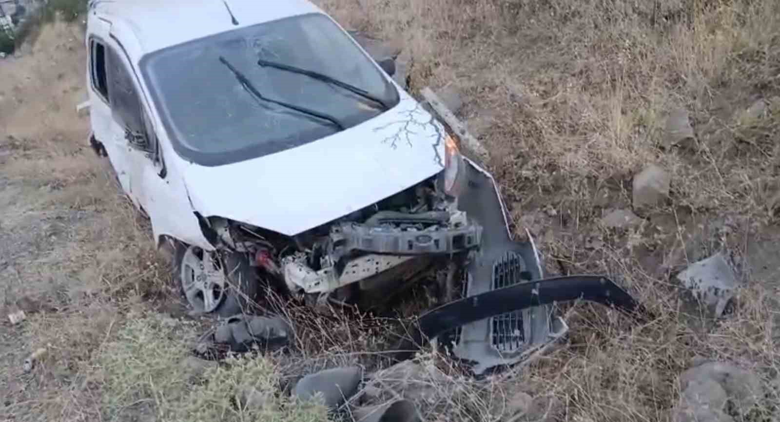 Sason’da hafif ticari araç takla attı: 1 yaralı
