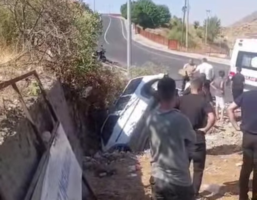 Batman’da kafa kafaya çarpışan araçlardan biri çukura düştü