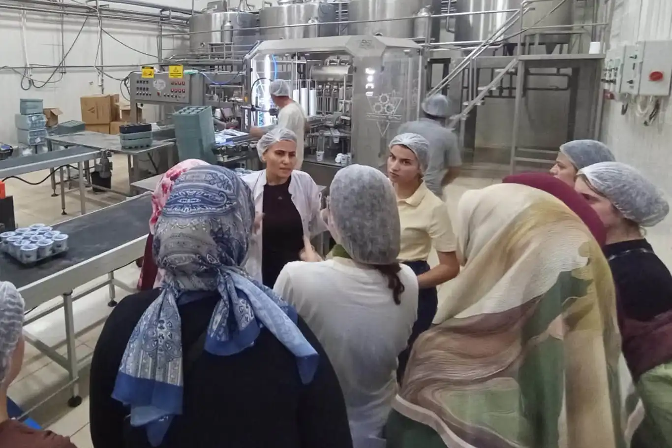 Stajyer öğrenciler süt fabrikasında üretim süreçlerini inceledi